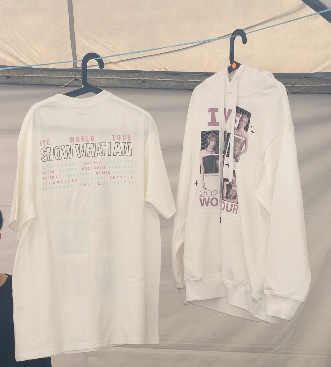 anyujinss2's tweet photo. WAIT THE CONCERT MERCH KINDA GOOD https://t.co/5e5IkTZeOZ