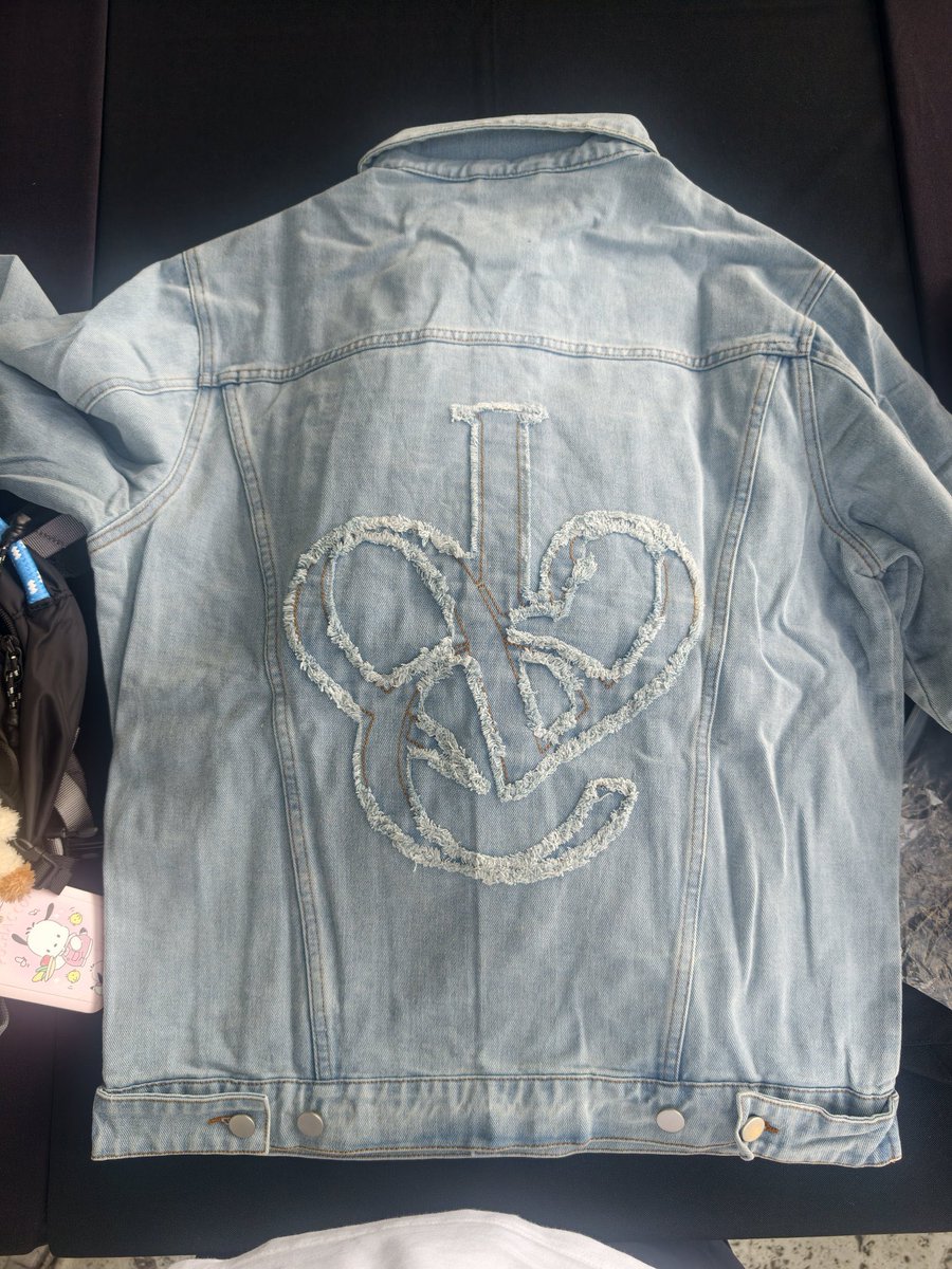 anyujinss2's tweet photo. WAIT THE CONCERT MERCH KINDA GOOD https://t.co/5e5IkTZeOZ