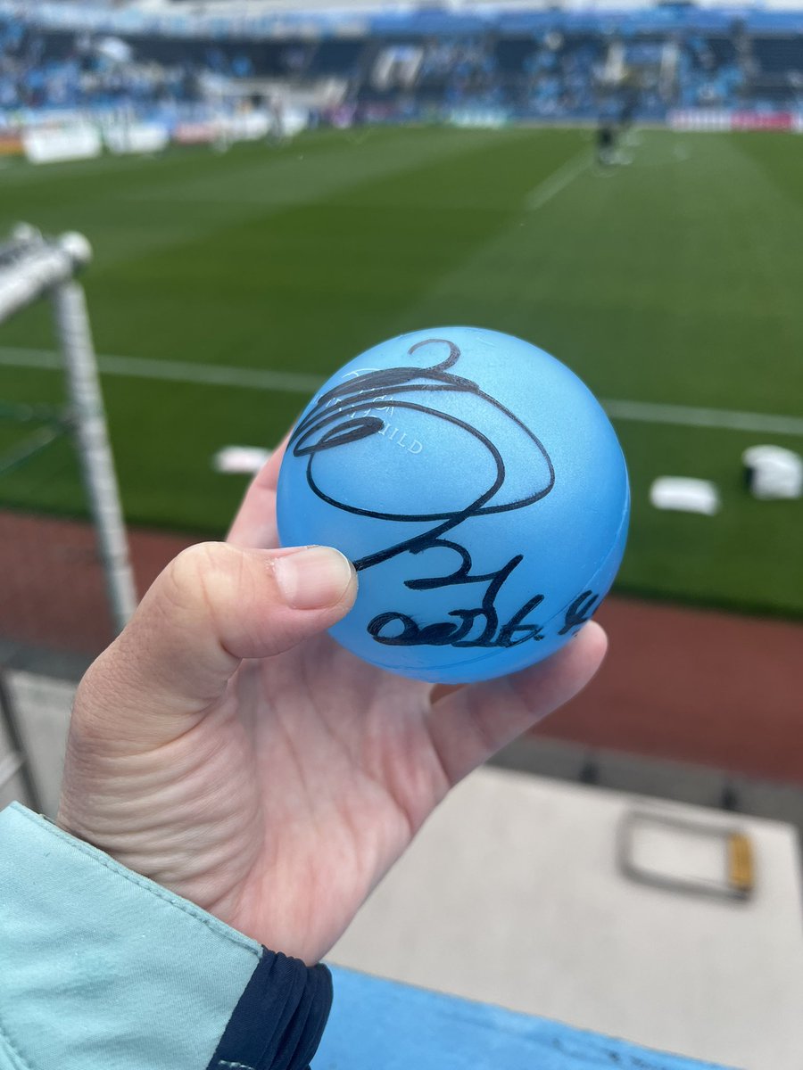 910kanae's tweet photo. 頼むよ💪
勝利時ハイタッチ当たってるので
 #yokohamafc https://t.co/1wSDfG9Fx2