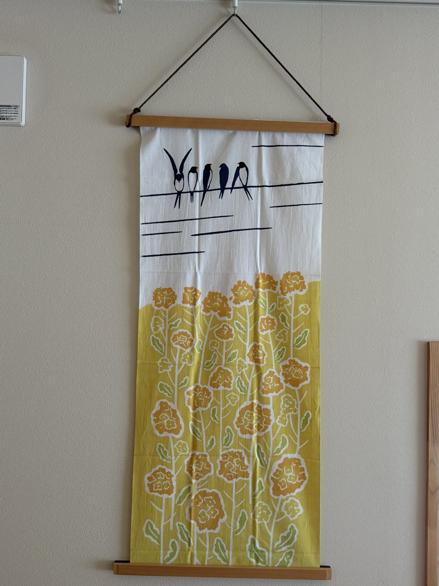 tsubo9's tweet image. リビングに にじゆらの春の訪れ
部屋が明るくなる色合い
#手ぬぐい #tenugui