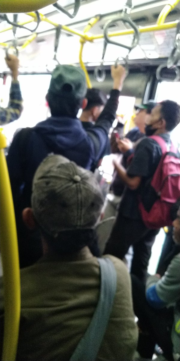 Perry_Rp00's tweet photo. @PT_Transjakarta  bus 7C di cububur sdh full sesak, belum berangkat, diluar sdh antri penumpang lain dan juga bus 7c lain. Katanya nunggu timer berangkat.
Haadeeh.... tidak flexible ya https://t.co/EuzRRGz6TJ