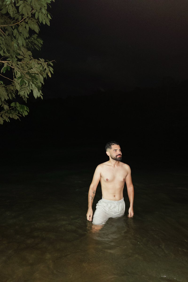 Um banho de rio noturno