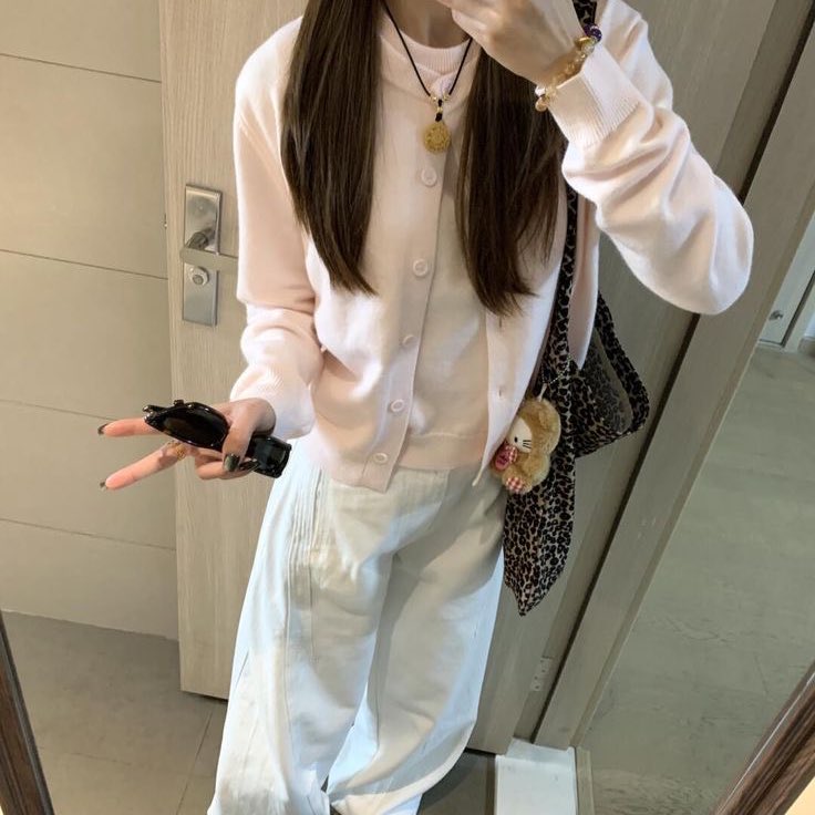 somi74548's tweet photo. 역시 봄에는 흰바지구
흰바지에는 이런 색 상의가 잘 어울리는 듯 🤍!
흰바지 뽕 뽑고 싶어서 핀터에서 찾아본 코디 =.= https://t.co/x1L0UBtSvg