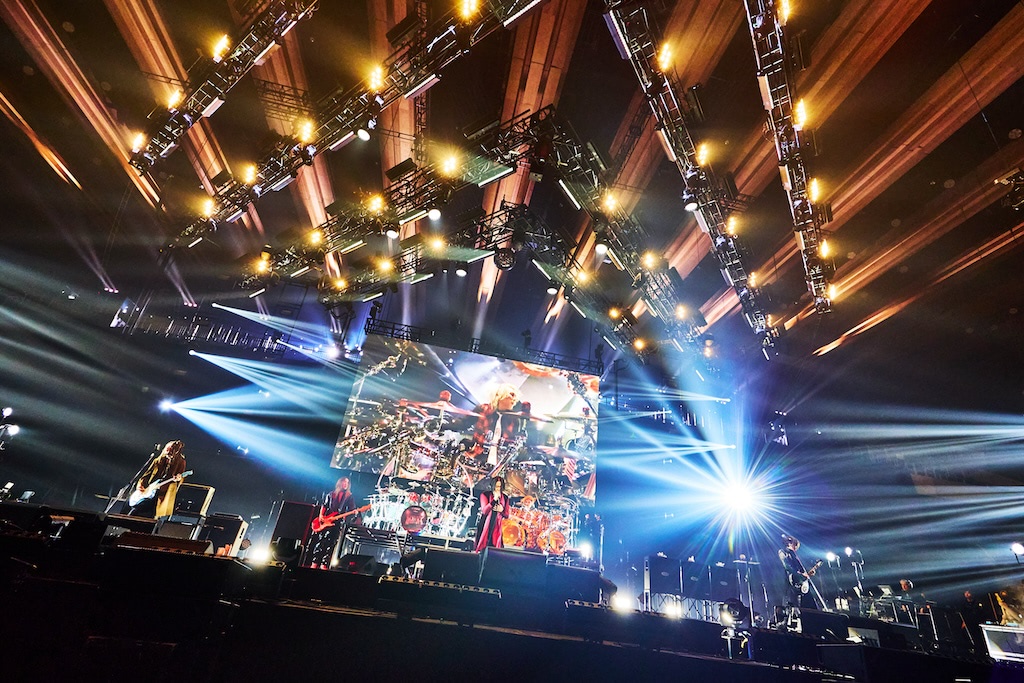 Tetsuo_Hiraga's tweet photo. 【ご報告】LUNA SEA【LUNATIC X'MAS 2025 - OUR JOURNEY CONTINUES -】ライブレポ担当しました！

「いくぞぉー！真矢ぁぁぁー！」真矢が人生のすべてを懸けて体現し続けてくれたLUNA SEAへの愛。それが起爆剤となって生まれた、爆発的な音楽空間と続いていく物語。必読です！https://t.co/RsTqMuT9XP https://t.co/MurxZfnkEp