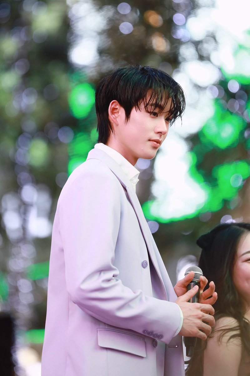 maymind's tweet photo. แปะรูปน้องเอสเมื่อวานที่สยามคร้าบ #WhiskasxEst https://t.co/ppzi7c3pNy