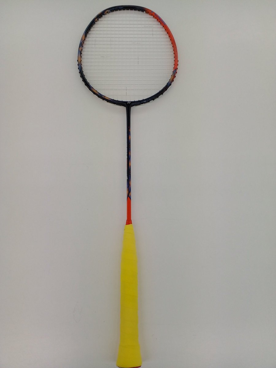 YONEX のバドミントンラケットをお売りいただきました。とても良い状態 