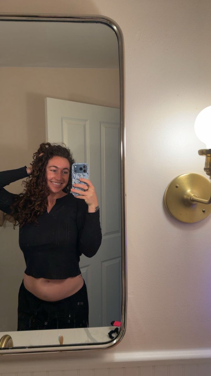 KarlyeTaylor_'s tweet photo. do you like girls with curly hair? https://t.co/C7RNqJPyyV