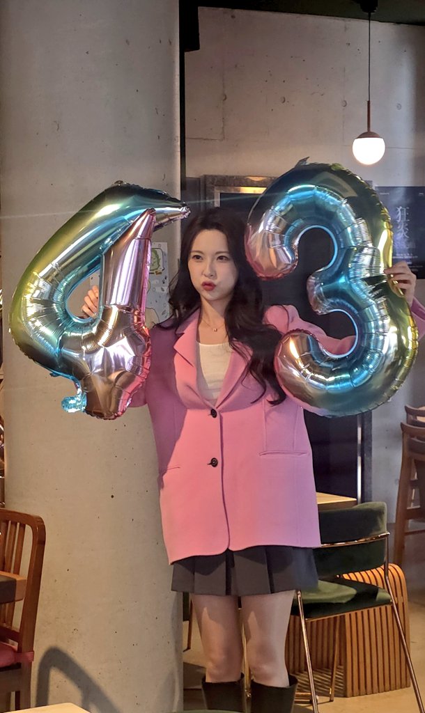 mary__hmsh's tweet photo. 첫날 사진이지만 이제야 공개하는💜
언니야를 볼 수 있다는 것만으로도 좋았어요 
우리 햄랑둥이 사랑해요😚 좀이따 봐! 

 #햄_하나로_매일이_새로워져
#표혜미 #나인뮤지스 #HYEMI #NINEMUSES https://t.co/sMfFjHJJ1z