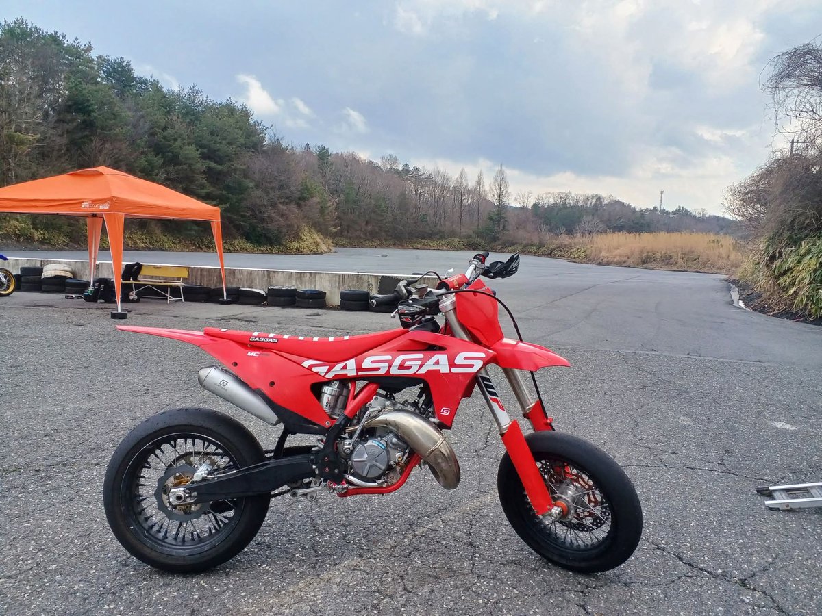 10mo　フロントスリックタイヤ積込 tweet media