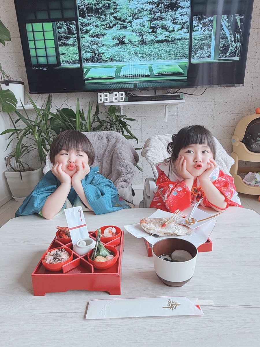 今日は我が家の長女の三男かのあくんと次女の三女のもねちゃんのお食い初め🌸でした。1週間違いなので一緒にしました🌸そして1年違いのいとこ🌸
 #お食い初め
 #1週間違いのいとこ