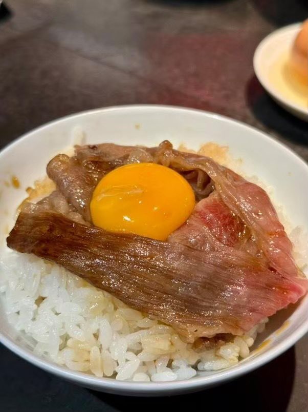 駄目な隣人の新作、酸辣湯麺。主役は香り高い辣油で、ひと口目より二口目、気づいたらスープが減ってるタイプの一杯。正直ハマる人続出してます。決め手は香りの立つ辣油。食べ進めるほどにクセになります。派手じゃないのに記憶に残る、そんな一杯です。