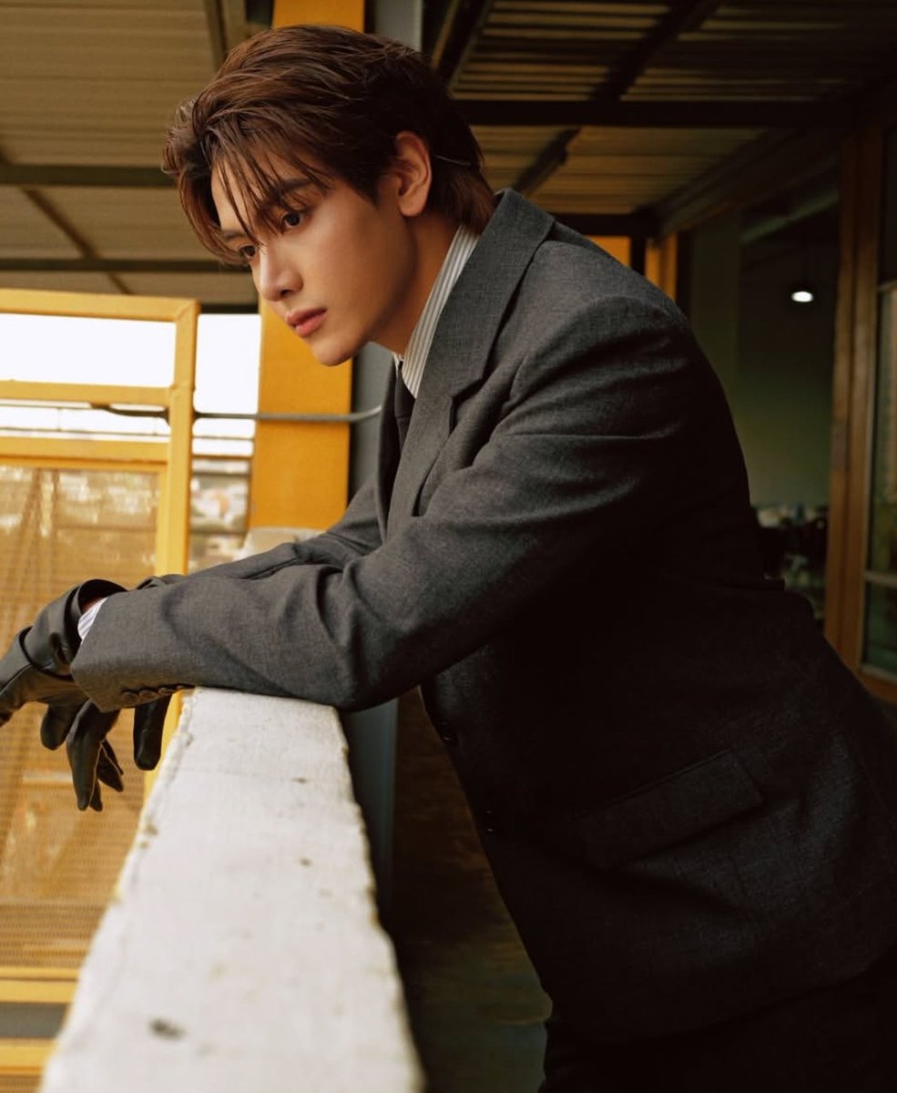 J Girlie tweet media