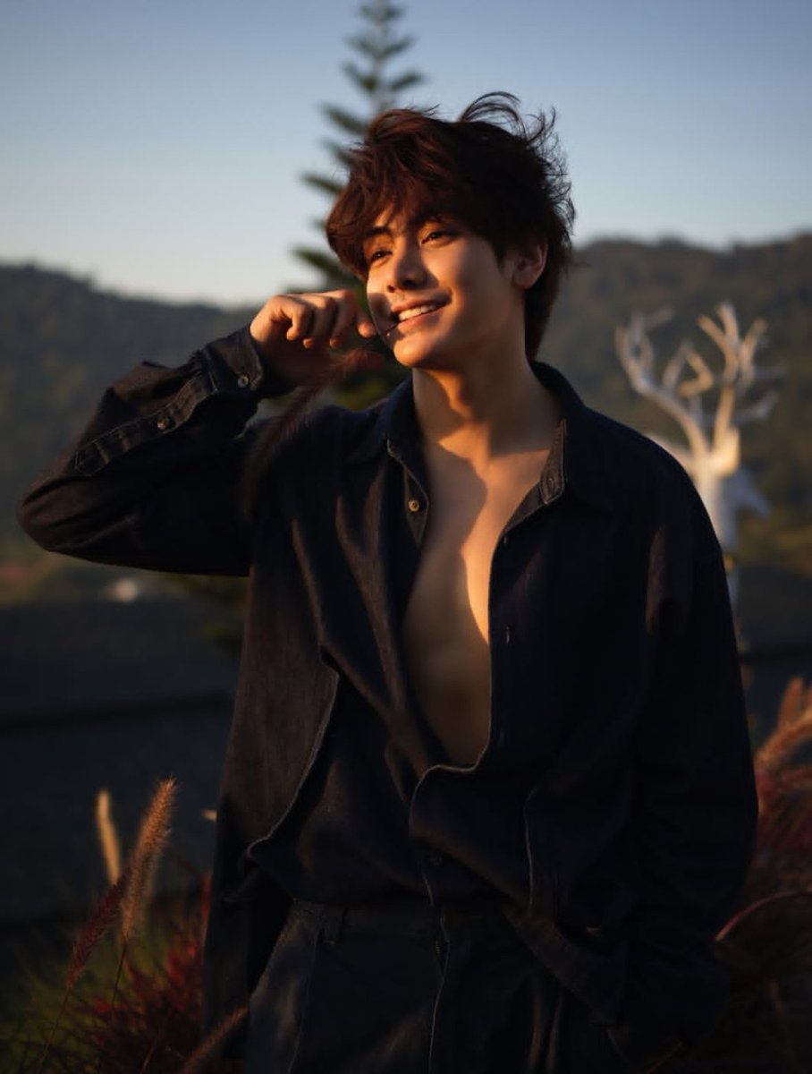 J Girlie tweet media