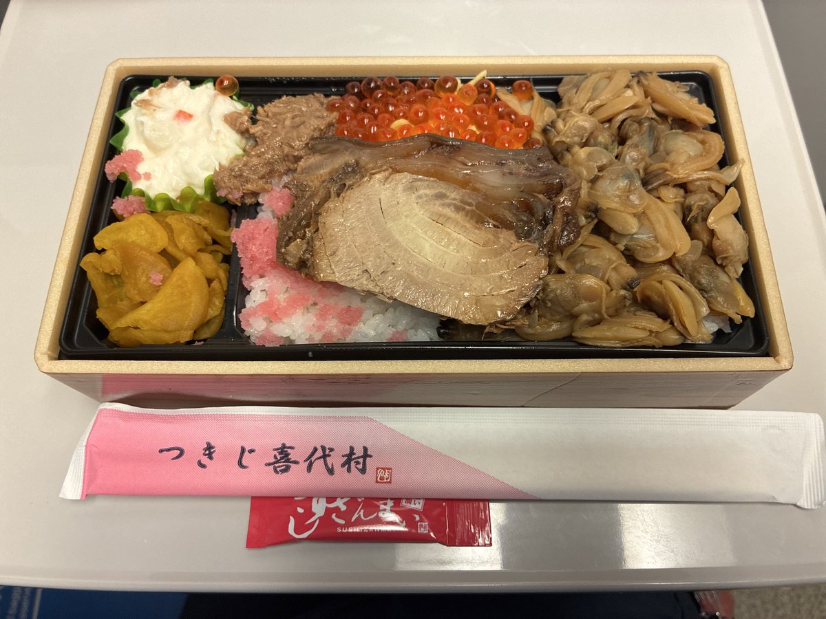 shigeru395's tweet photo. かなり久々の東京駅！人多い広い！で迷子になりそうになった🥲東海道新幹線も何年ぶりかの乗車〜本日は名古屋にて森山直太朗さんライブを関西からくる幼馴染の親友と鑑賞予定✨楽しみ😊✨ https://t.co/XUhUDlptbS
