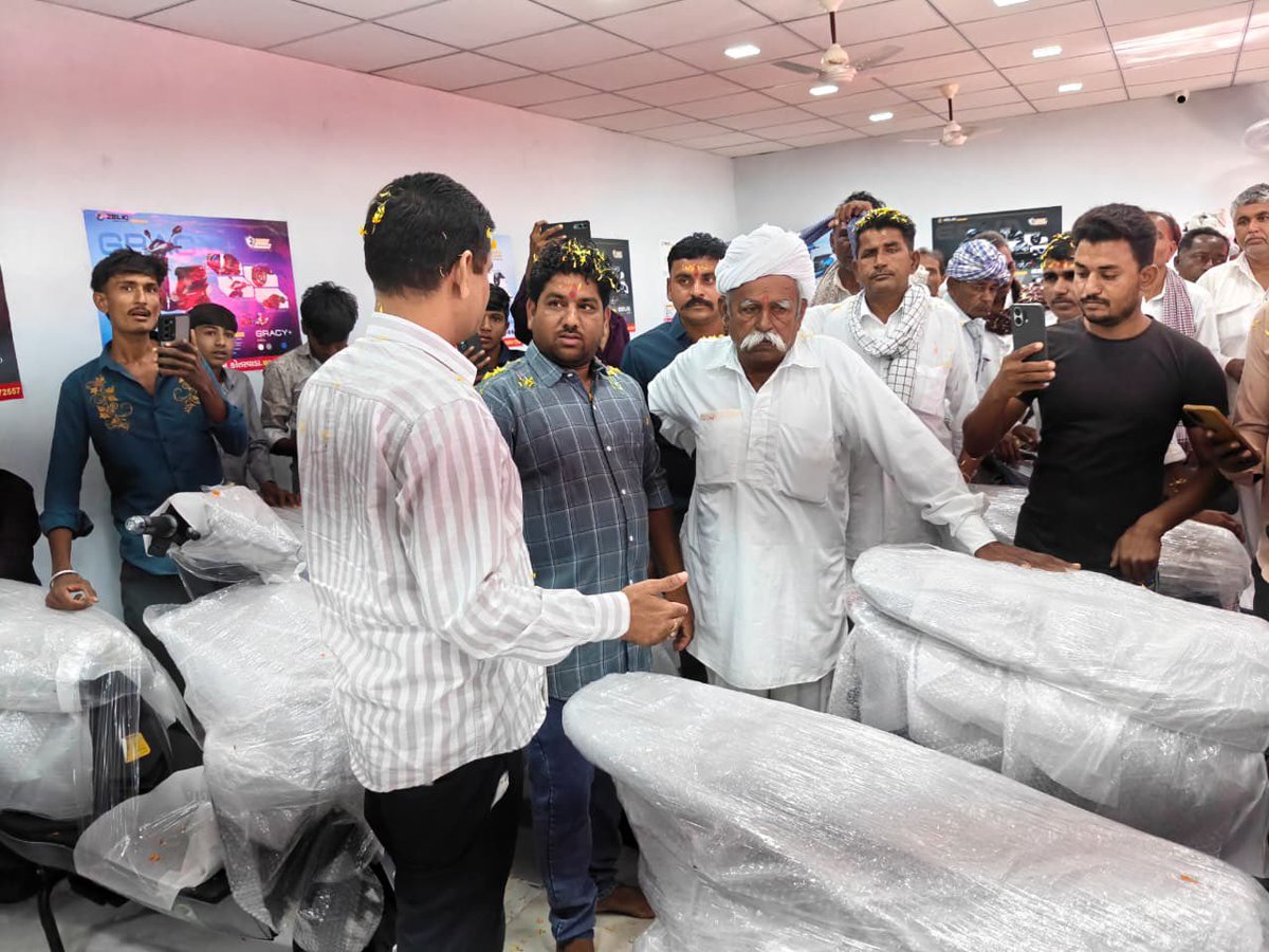 આજ રોજ શ્રી સદારામ ઇલેક્ટ્રિક સ્કૂટર શોરૂમના ઉદ્ઘાટનનો શુભ અવસર પ્રાપ્ત થયો.

પર્યાવરણને અનુકૂળ અને આધુનિક પરિવહન તરફ એક મહત્વપૂર્ણ પગલું રૂપે આ શોરૂમનો પ્રારંભ થયો છે, જે વિસ્તારમાં ઈ-મોબિલિટી ને પ્રોત્સાહન આપશે અને સ્વચ્છ ઊર્જા તરફના પ્રયત્નોને મજબૂત બનાવશે.

આ પ્રસંગે ઉપસ્થિત