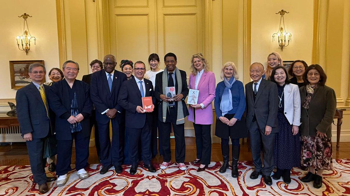 ハイチ駐日大使のルイ・ハロルド・ジョセフ閣下は、カナダ大使館および在東
京ケベック州代表部が同氏を称えて催した昼食会において、不朽の巨匠ダニー・ラ
フェリエール氏と面会し、深い感銘を受けました。

カナダ、フランス、そして日本と共有する栄誉を賜ったダニー・ラフェリエー