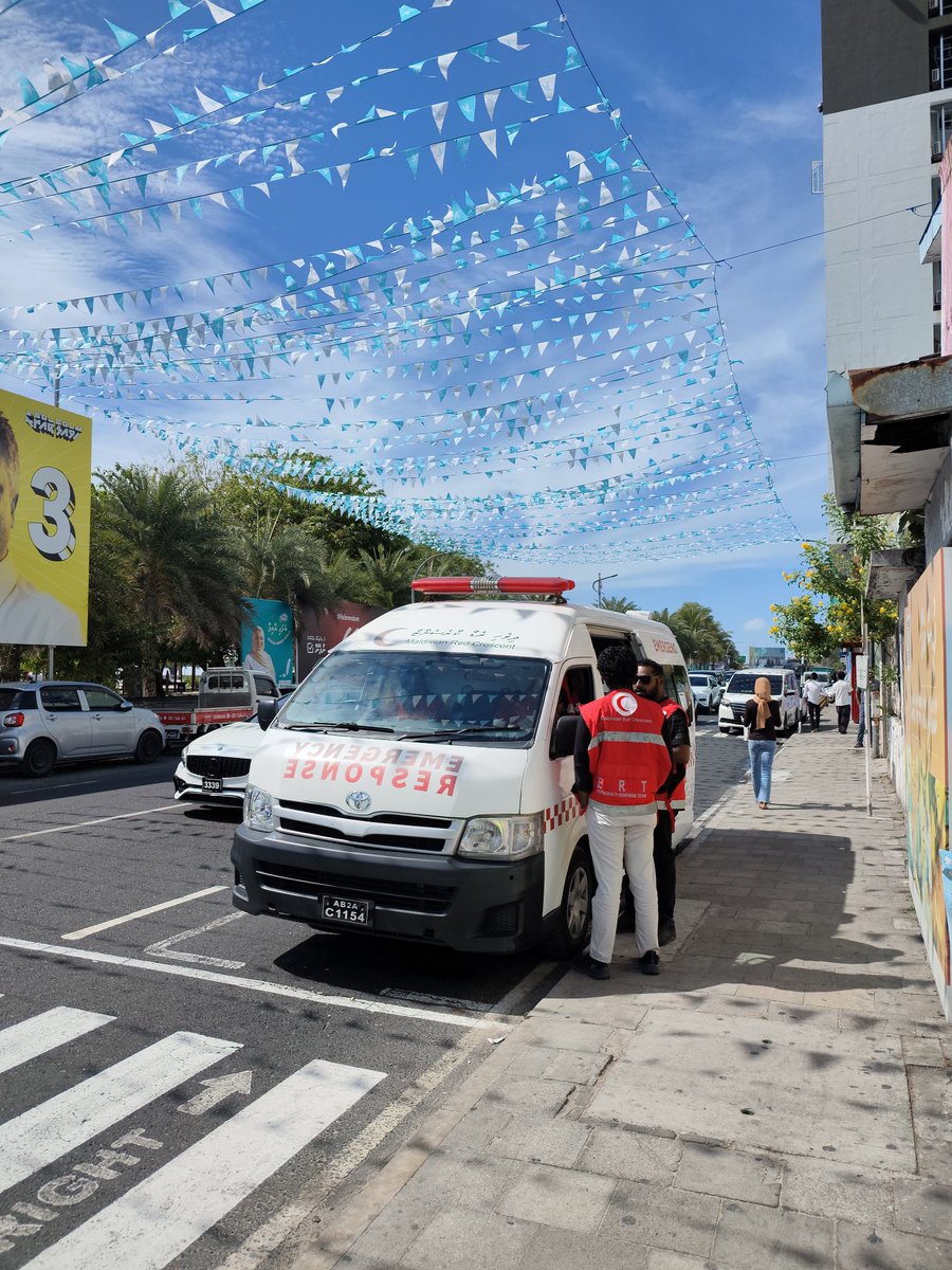 Maldivian Red Crescent Emergency Response Team is currently stationed near Henvairu Dhandu Area for today’s Local Council Election, Women’s Development Committee Election, and Referendum, providing First Aid and Psychological First Aid support to the community. 🗳️🚑