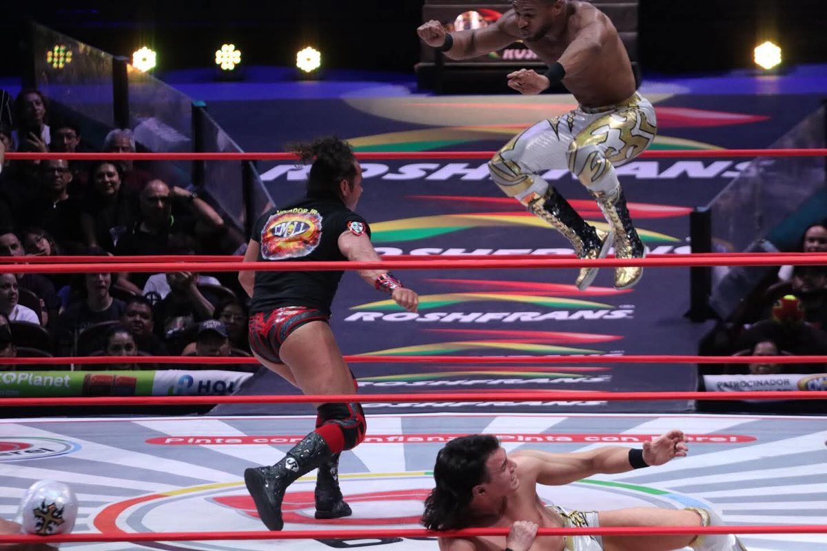 LaTijeraLucha's tweet photo. La mística triunfal❗️
Los campeonatos de tríos de #AEW se quedan con #Mistico, #KevinKnight y #SpeedballMikeBailey al derrotar a la familia de don Callis de #VoladorJr, Hechicero y ElClon, en la batalla que cierra la gran noche de lucha libre en el CMLL…
#latijeraluchalibre https://t.co/4t3a9njxSf