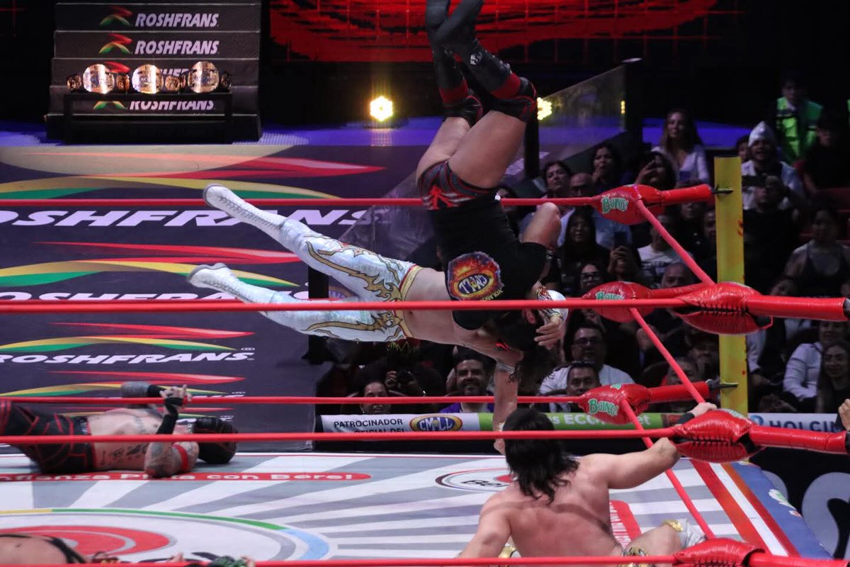 LaTijeraLucha's tweet photo. La mística triunfal❗️
Los campeonatos de tríos de #AEW se quedan con #Mistico, #KevinKnight y #SpeedballMikeBailey al derrotar a la familia de don Callis de #VoladorJr, Hechicero y ElClon, en la batalla que cierra la gran noche de lucha libre en el CMLL…
#latijeraluchalibre https://t.co/4t3a9njxSf
