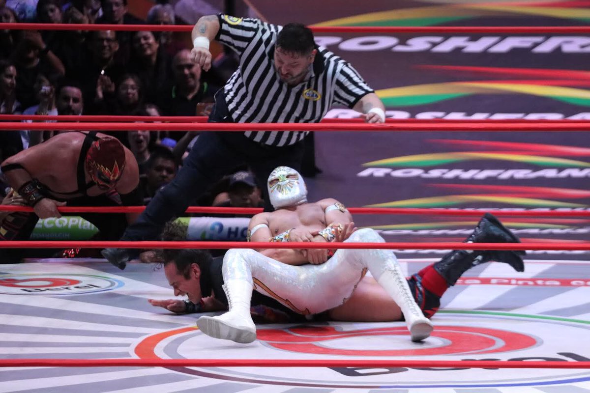 LaTijeraLucha's tweet photo. La mística triunfal❗️
Los campeonatos de tríos de #AEW se quedan con #Mistico, #KevinKnight y #SpeedballMikeBailey al derrotar a la familia de don Callis de #VoladorJr, Hechicero y ElClon, en la batalla que cierra la gran noche de lucha libre en el CMLL…
#latijeraluchalibre https://t.co/4t3a9njxSf
