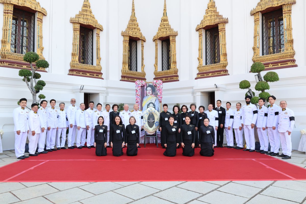 TheEnvoyGlobal's tweet image. Members of the Honorary Consul Association (Thailand) #HCAT, attended the Royal Merit-Making ceremony for HM Queen Sirikit The Queen Mother at the Grand Palace. #RoyalCeremony

A profound gesture of respect from the global consular community.

Full report: theenvoy.global/Article?id=69d…