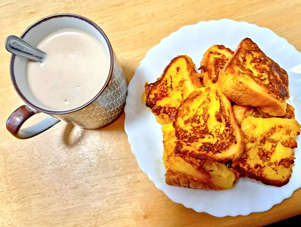 食べてたら母に１枚パクられた昼飯のフレンチトーストです。