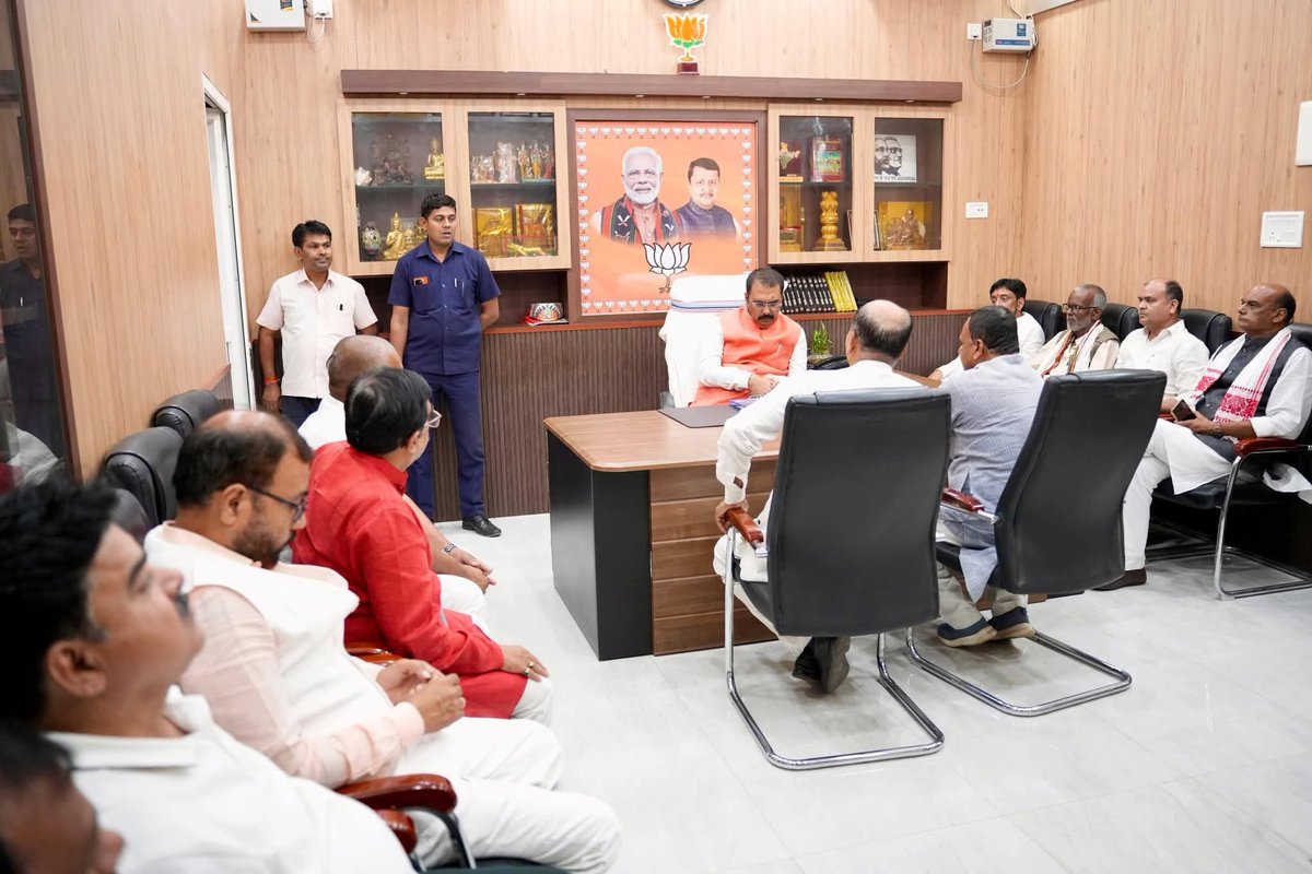 BJP4Bihar's tweet photo. पटना स्थित प्रदेश कार्यालय में माननीय प्रदेश अध्यक्ष श्री @sanjay_saraogi जी ने महाराजगंज के लोकप्रिय सांसद श्री @SIGRIWALBJP जी एवं विधायक सह पूर्व मंत्री श्री कृष्ण कुमार मंटू जी के साथ सौहार्दपूर्ण मुलाकात की।  

इस दौरान संगठन की मजबूती, आगामी कार्यक्रमों और जनसंपर्क को लेकर विस्तृत विचार-विमर्श हुआ। साथ ही कार्यकर्ताओं के साथ संवाद कर उनके सुझावों और अनुभवों को भी गंभीरता से सुना गया, जो संगठन को और सशक्त बनाने में अहम भूमिका निभाएंगे।  

#NDA4Bihar
