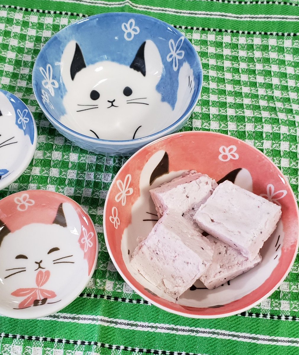 ブルーベリージャムでギモーヴ作ったよ
あと前に買ったﾁﾝﾁﾗちゃんの器😆