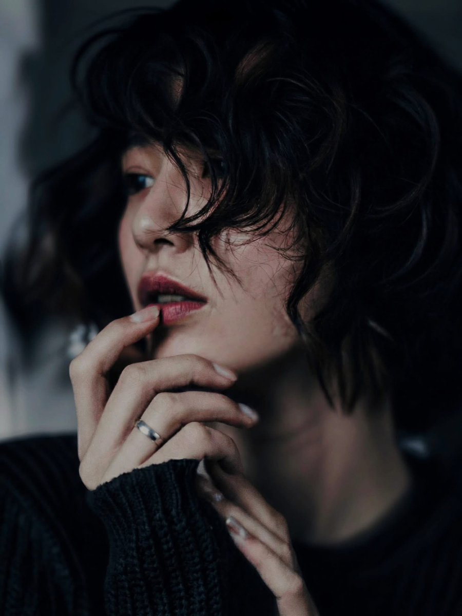 TheDualToungue's tweet image. slipped a #ring on my finger
a promise dressed in gold
felt more like a circle
with no exits,
just echoes of “forever”
tightening
around a heartbeat that once ran free.

#vss365