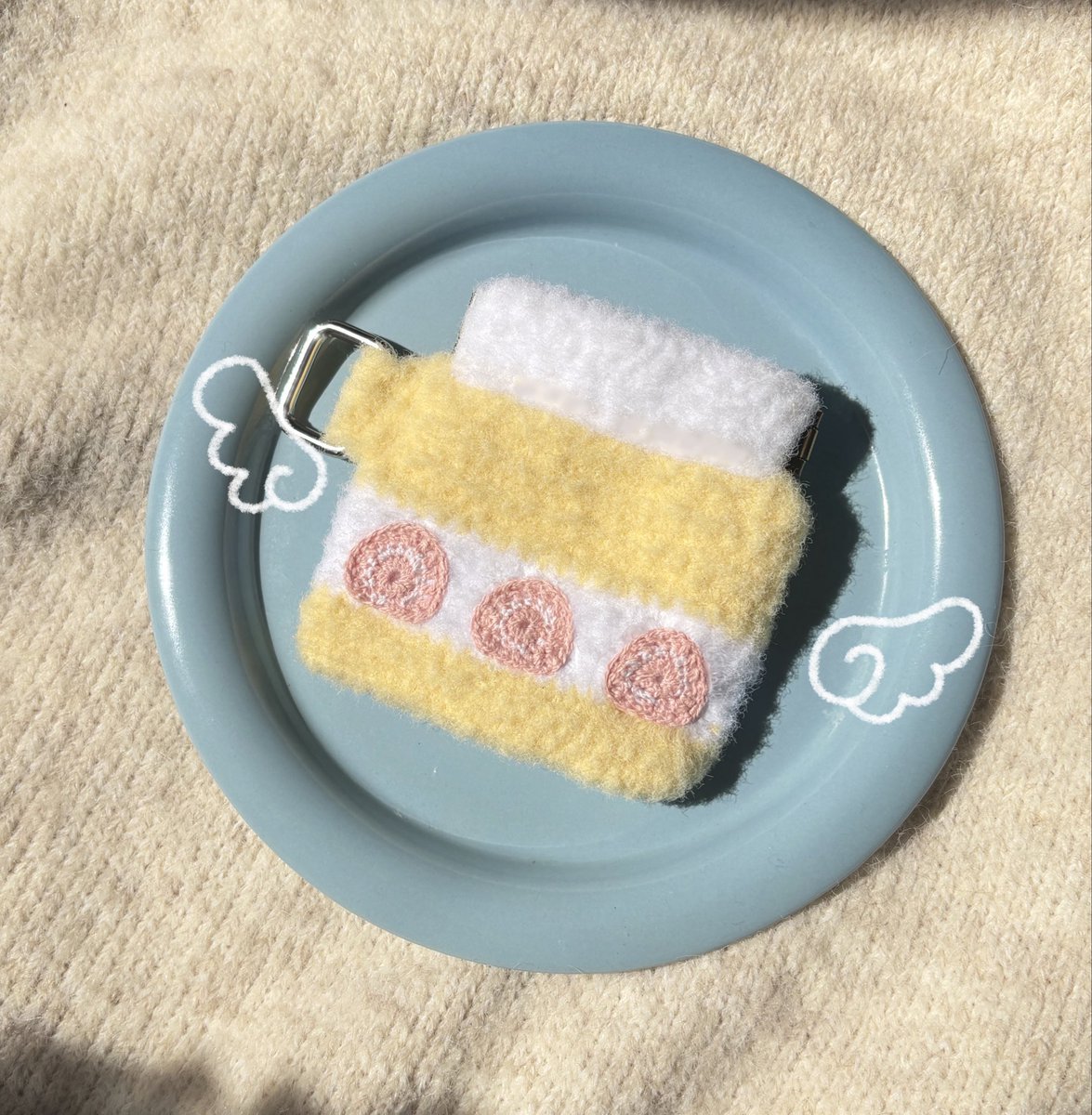 e_ke_e's tweet photo. 🥳솜사탕파우치업로드했어요!

ꕤ색감이 너무귀여운 푸딩과  
ꕥ딸기가있는 쇼트케익파우치(딸기는 색변경가능!)

📌이번에는 옆에 키링달수있는 고리도 달았어요!

💬실물을 보셔야합니다....
(한정수량인 벚꽃키링도 같이드려요!)

네이버-https://t.co/RWBZYTJFdV
윗치폼-https://t.co/aS50cEE6Bv https://t.co/GEWF2Urc6a