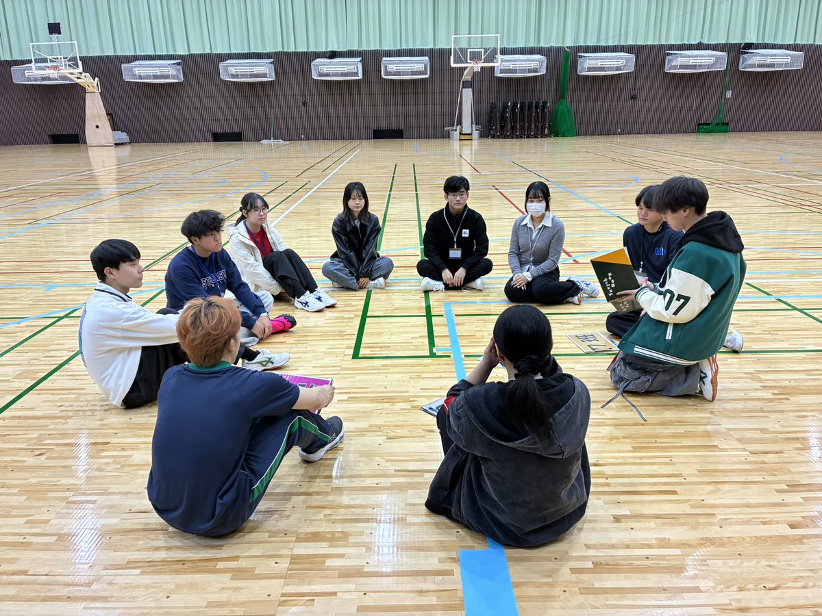 osu_sc's tweet image. 体育館で新入生向け交流イベント「Amigo」の1日目の午前の部の様子です。
ペア探しゲームなどのレクや同じ学科同士の話し合いなどを行いました！
ご参加して下さった皆様ありがとうございました🙇

#大阪産業大学 #大産大 #osu #春から大産大