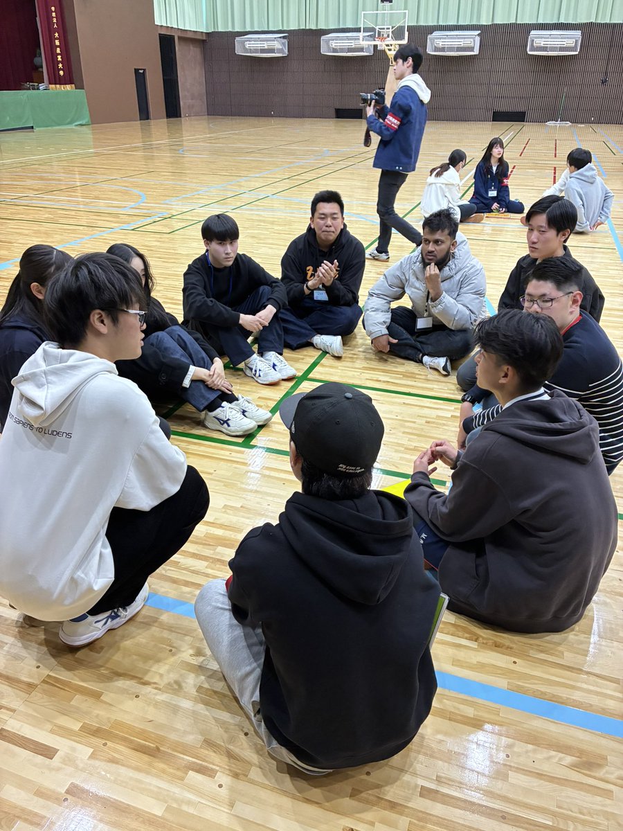 osu_sc's tweet image. 体育館で新入生向け交流イベント「Amigo」の1日目の午前の部の様子です。
ペア探しゲームなどのレクや同じ学科同士の話し合いなどを行いました！
ご参加して下さった皆様ありがとうございました🙇

#大阪産業大学 #大産大 #osu #春から大産大