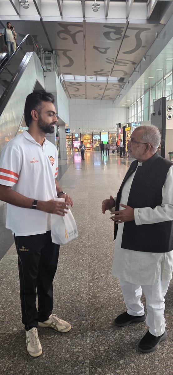 ManojYadav_bjp's tweet photo. आज कोलकाता एयरपोर्ट पर भारतीय क्रिकेटर @JUnadkat ( जयदेव उनादकट) से शिष्टाचार भेंट हुई। उन्हें आगामी आईपीएल 2026 के लिए ढेर सारी शुभकामनाएँ दीं।
उनादकट की सादगी और खेल के प्रति उनका जुनून युवाओं के लिए प्रेरणा है। 🏏
#JaydevUnadkat #IPL2026 #ManojKumarYadav #Barhi #CricketIndia https://t.co/9gbjFl3AmL
