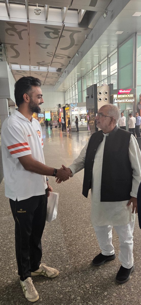 ManojYadav_bjp's tweet photo. आज कोलकाता एयरपोर्ट पर भारतीय क्रिकेटर @JUnadkat ( जयदेव उनादकट) से शिष्टाचार भेंट हुई। उन्हें आगामी आईपीएल 2026 के लिए ढेर सारी शुभकामनाएँ दीं।
उनादकट की सादगी और खेल के प्रति उनका जुनून युवाओं के लिए प्रेरणा है। 🏏
#JaydevUnadkat #IPL2026 #ManojKumarYadav #Barhi #CricketIndia https://t.co/9gbjFl3AmL