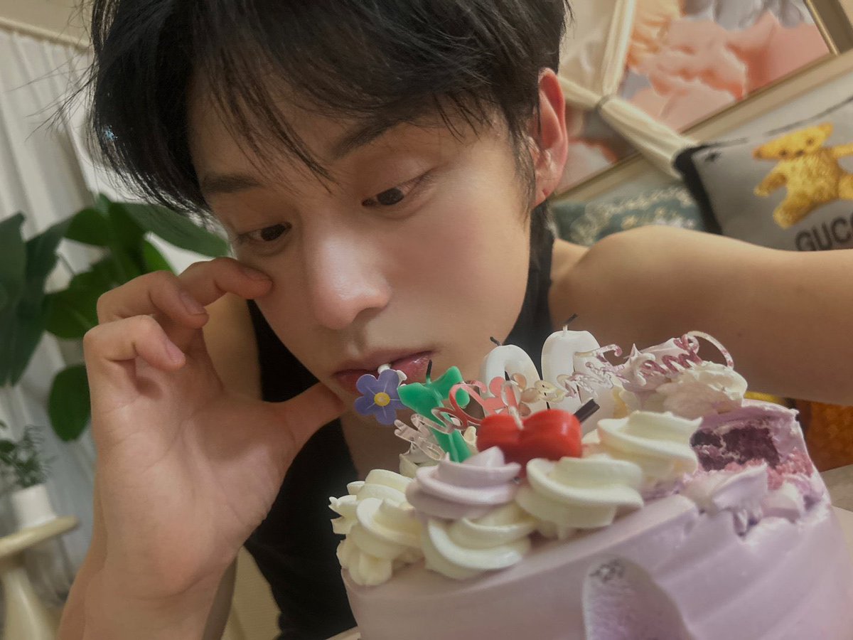 KimJiWoong_KJW's tweet photo. KIM JIWOONG, PLEASE PLAGIARIZE THIS https://t.co/TdrsshFPJn