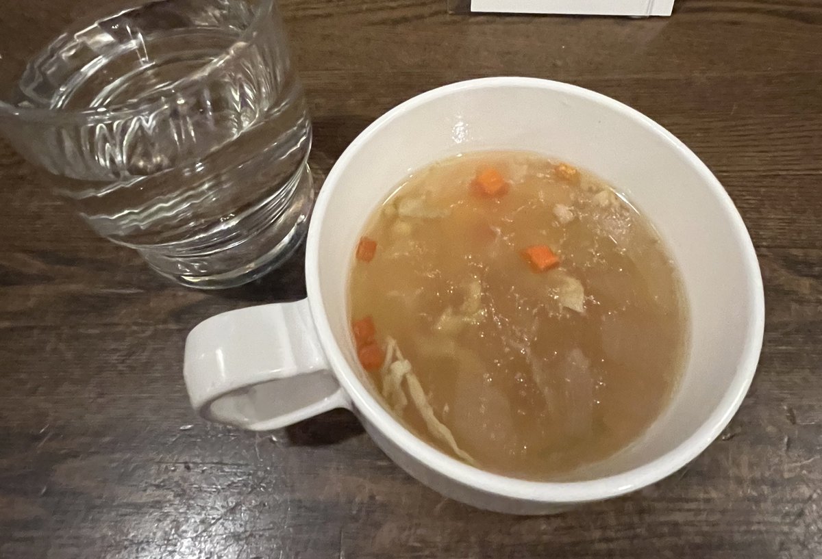 カレーをテイクアウトしようと思ってインドカレー店に入って、お冷を注ぎそうだった店員さんに持ち帰りなので水大丈夫です〜って言ったら「No problem!!」って返されてお冷とスープを出してもらった