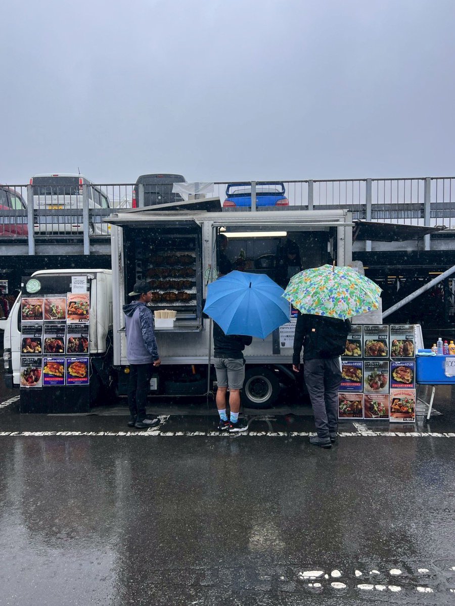 tokyo_recycle's tweet image. 2026.4/4(sat)
大井競馬場フリーマーケット
東京最大のBIGフリマ🎪👑

雨の中の開催となりました…😓悪天候の中、ご出店ご来場頂き誠にありがとうございます！感謝感謝🙏🥹

▶︎約370店
▶︎9:00-14:30
▷next...4/5(sun)

#大井競馬場フリーマーケット
#tokyocityfleamarket
#古着
#雨の土曜日