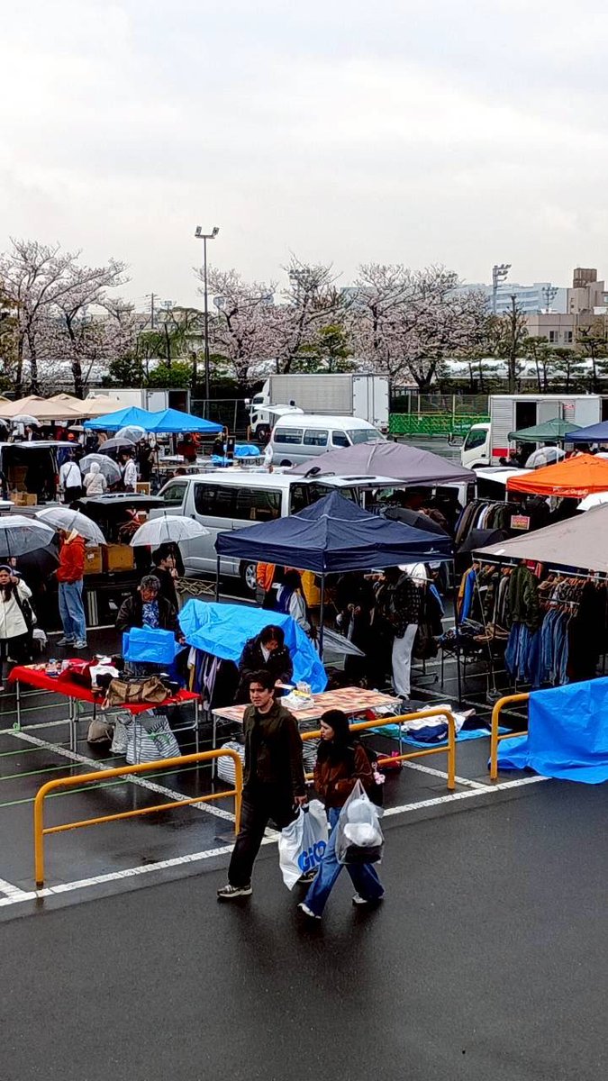 tokyo_recycle's tweet image. 2026.4/4(sat)
大井競馬場フリーマーケット
東京最大のBIGフリマ🎪👑

雨の中の開催となりました…😓悪天候の中、ご出店ご来場頂き誠にありがとうございます！感謝感謝🙏🥹

▶︎約370店
▶︎9:00-14:30
▷next...4/5(sun)

#大井競馬場フリーマーケット
#tokyocityfleamarket
#古着
#雨の土曜日
