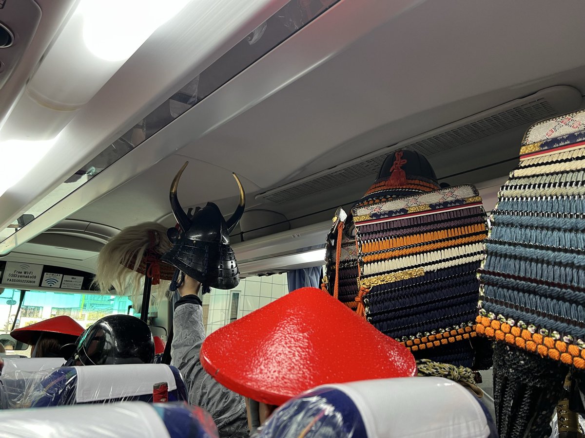 信玄と勘助の兜もバスで移動 笑🚌