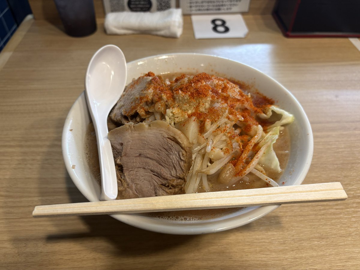no_eli_no_life's tweet photo. ラーメン　また此処で

やっぱりこの味なんだよな…
シャキヤサイとゴワ麺とスープと豚の調和
次は汁なしを食べる、絶対に

大変遅くなりましたが、開店おめでとうございます！また来ます！ https://t.co/tKGilytHX1