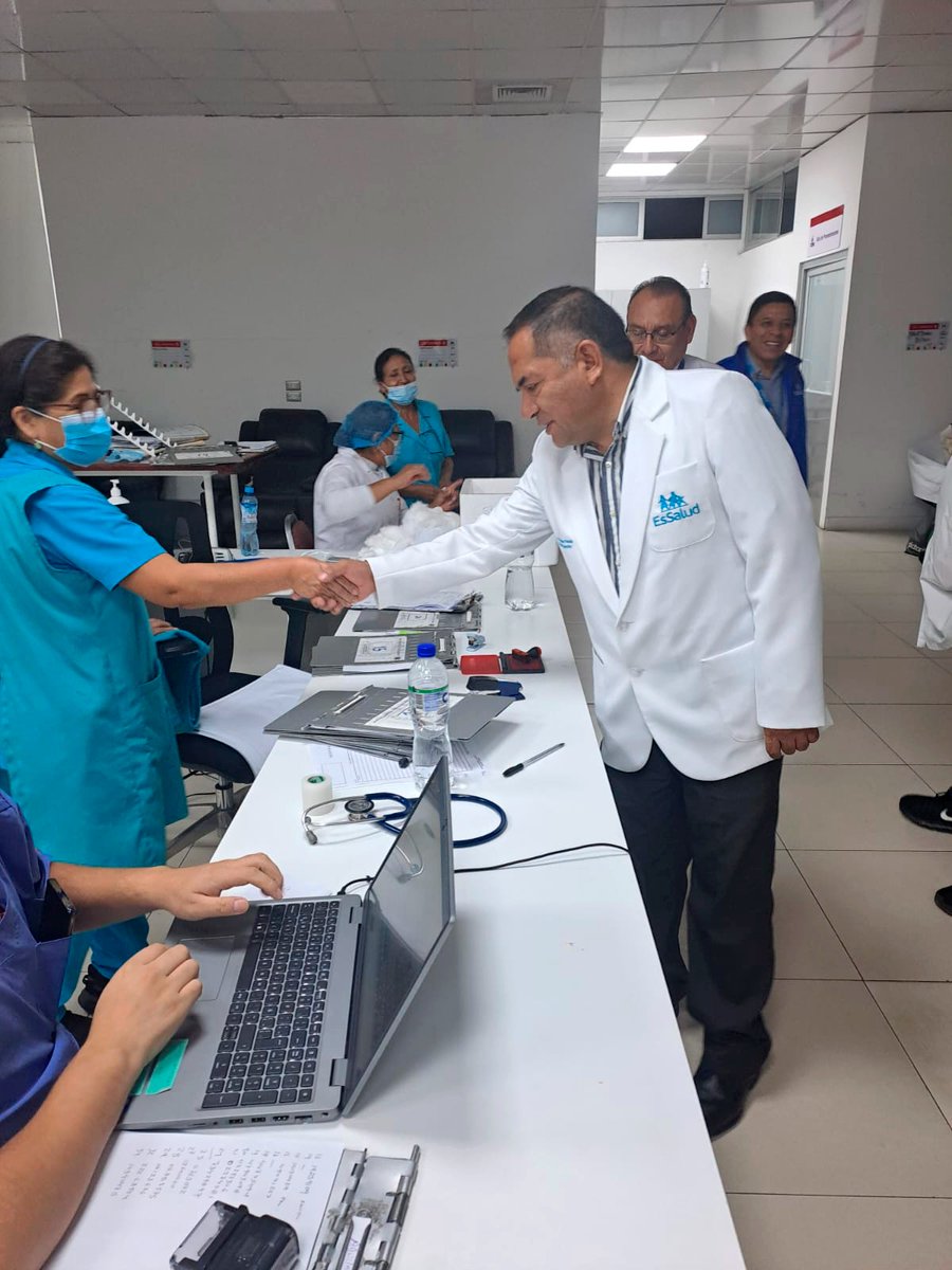 EsSaludPeru's tweet photo. #EsSaludInforma | El presidente ejecutivo de EsSalud, Dr. Luis Rosales Pereda, acompañado del gerente de la Red Rebagliati, Dr. Arturo Orellana, y del gerente de la Red Almenara, Dr. Guillermo Barrios, llegó al Hospital Edgardo Rebagliati para conocer el estado de salud del paciente de 31 años, trasladado tras el accidente ocurrido en el estadio Alejandro Villanueva, en La Victoria. El paciente ya venía siendo dado de alta.
Además, recorrieron áreas del hospital para verificar su funcionamiento. La Emergencia del Hospital Rebagliati se mantiene en alerta amarilla y en permanente monitoreo ante la posible llegada de pacientes o heridos. 🏥🩺