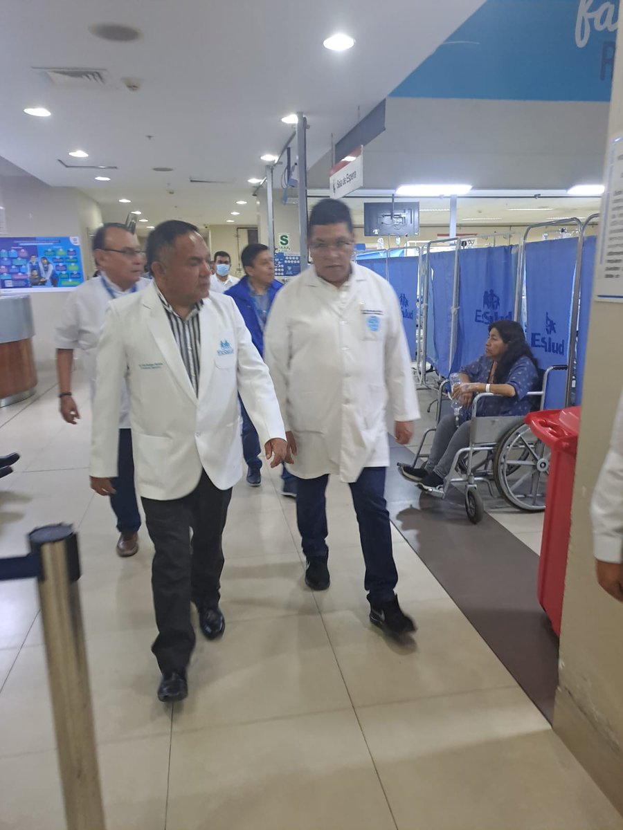EsSaludPeru's tweet photo. #EsSaludInforma | El presidente ejecutivo de EsSalud, Dr. Luis Rosales Pereda, acompañado del gerente de la Red Rebagliati, Dr. Arturo Orellana, y del gerente de la Red Almenara, Dr. Guillermo Barrios, llegó al Hospital Edgardo Rebagliati para conocer el estado de salud del paciente de 31 años, trasladado tras el accidente ocurrido en el estadio Alejandro Villanueva, en La Victoria. El paciente ya venía siendo dado de alta.
Además, recorrieron áreas del hospital para verificar su funcionamiento. La Emergencia del Hospital Rebagliati se mantiene en alerta amarilla y en permanente monitoreo ante la posible llegada de pacientes o heridos. 🏥🩺