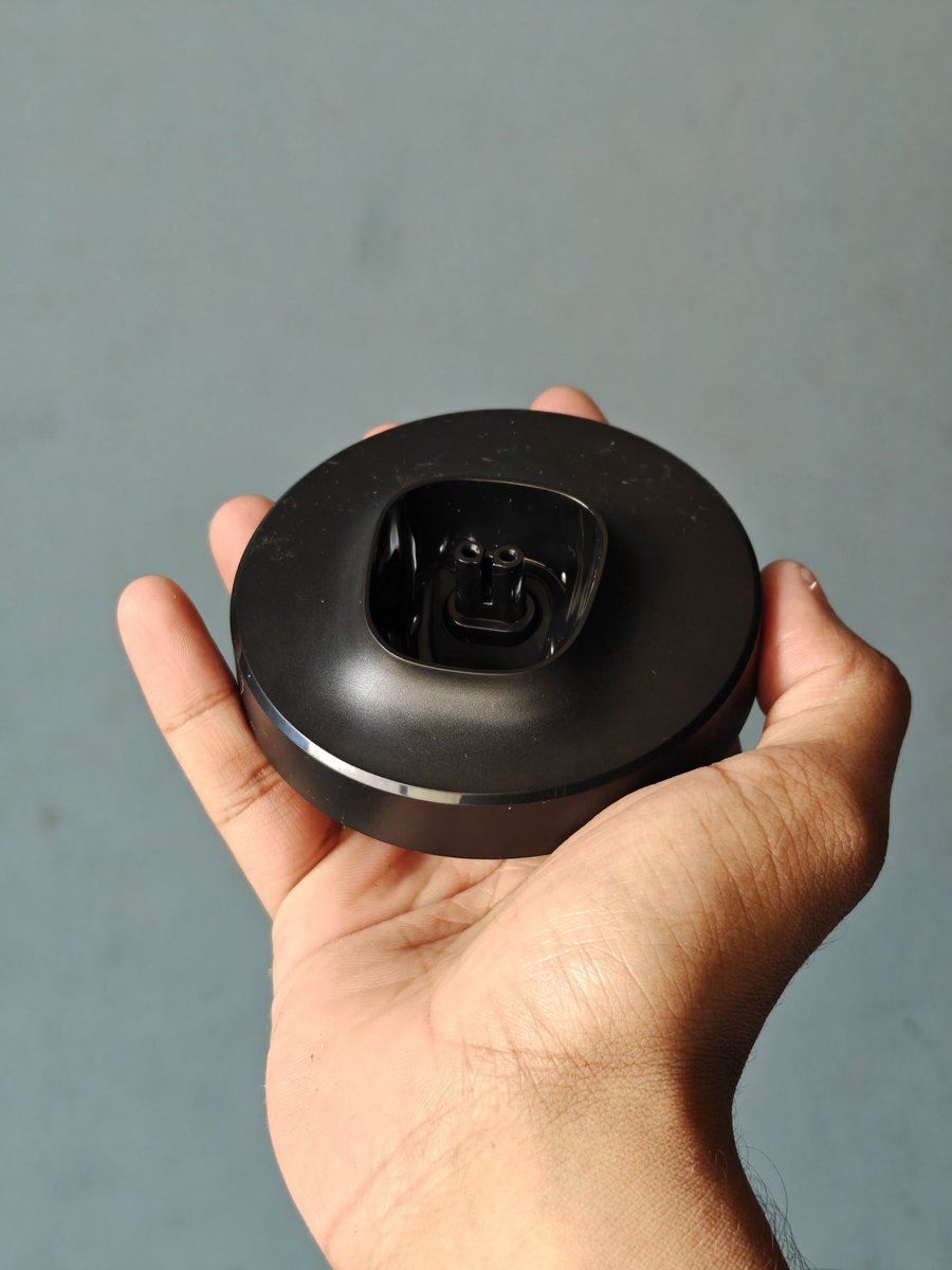 VedVery5's tweet image. Bro I just opened my trimmer's box out of curiosity and realised it came with a docking station.

All these months of me struggling to plug it into a a randomly dangling cable, figuring out where to keep it away from water was all useless. 😭