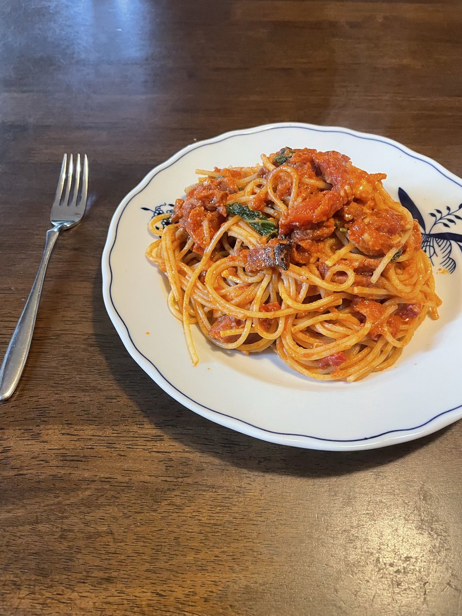 borokirenite's tweet photo. 土曜日の昼はパスタです。今日はマルゲリータっぽく仕上げました。ベーコン、トマト、バジルにブリー。最後に牛乳を入れて強火で煮立たせ、ちょうどよくパスタに絡むようにしています。このメニューは簡単にできますので、楽ちんをしたいお昼にぴったり。味は完璧です。というわけでご馳走様でした。 https://t.co/s6LDDUxLRc