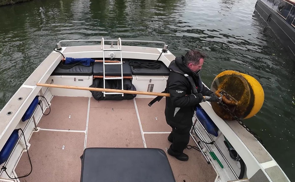 MariaHerlihyEA's tweet photo. Patrols out on the RIver this #Easter week end  in the #Teddington reach undertaking #licence checks ,serving directions to move and marking navigation hazards .Putting #pride back into the Thames .@RomneyWeir @EnvAgency @SimonShep64 https://t.co/Ssu800htf4