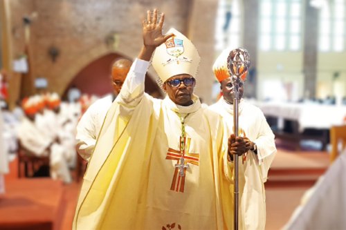 RDC : Fausse alerte sur la mort de l’évêque de Wamba
Monseigneur Emmanuel Ngotsi Ngona est bien en vie. Des sources ecclésiastiques crédibles démentent les rumeurs annonçant son meurtre lors d’une prétendue attaque des Allied Democratic Forces sur l’axe Butembo–Mambasa.

Ces
