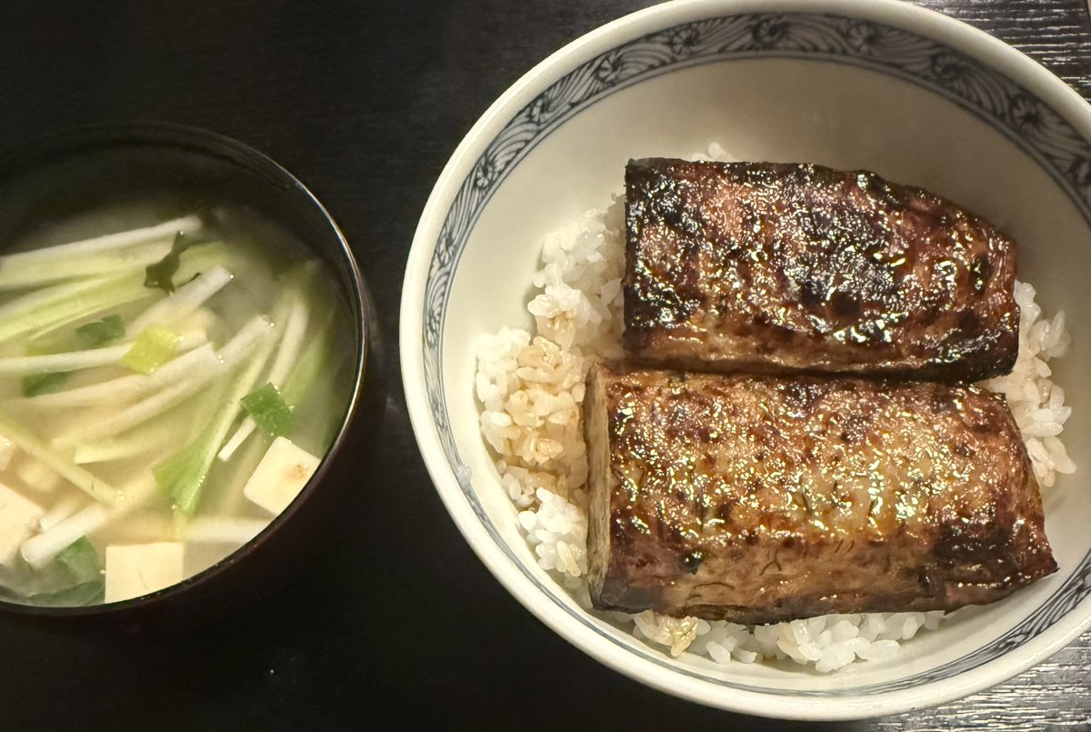 竹徳のモズク天の蒲焼丼
外はカリッと中はジューシー
味噌汁はうるいと豆腐で
美味しく頂きました
竹徳さんは火曜日まで
新宿伊勢丹に出店中
近い人は是非