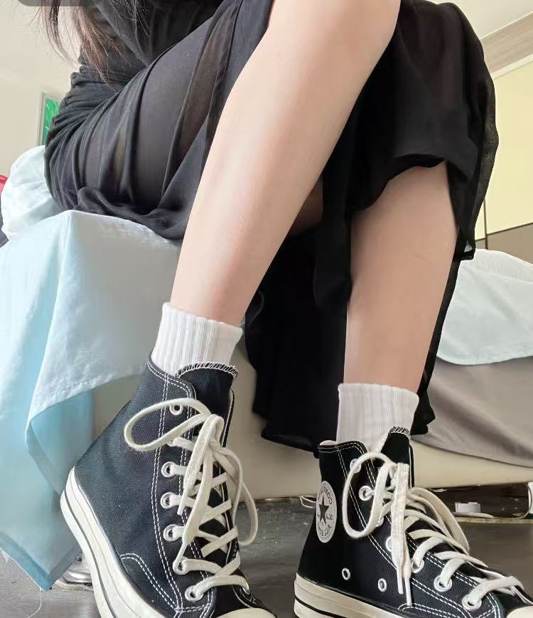 ranranlaoshi's tweet photo. 今天出去玩，穿白袜子帆布鞋，不知道走一天，晚上脱下来会不会把狗狗熏死😃

＃南京女王调教，#狗奴，#南京女王，#南京女S，#坐脸，#圣水，#四爱，#捆绑，＃束缚，＃绿奴 #女主 #女性崇拜 #足交榨精 #足交控制，＃龟头责 https://t.co/J1fY6sozlW