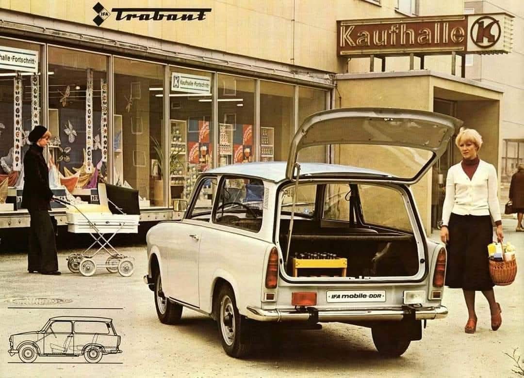 DDR_Reklame's tweet image. Der #Trabant 601 war das dritte und meistgebaute Modell der in der DDR hergestellten Trabant-Baureihe. Der dreitürige Kombinationskraftwagen #Universal ersetzte ab September 1965 den Trabant 600 #Kombi. #Trabbi #VEB #Sachsenring #Zwickau #DDR #GDR #Ostalgie #EastGermany