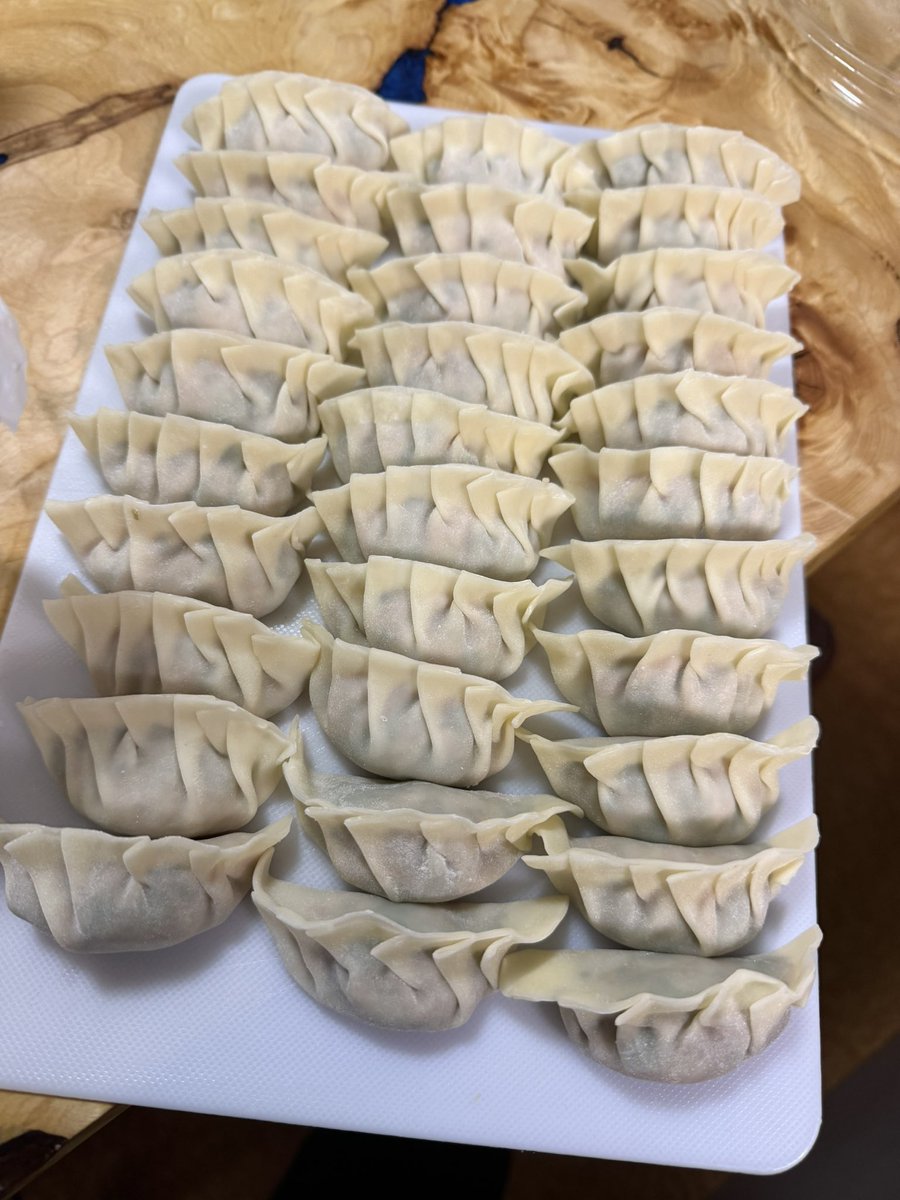 shikariiiii's tweet photo. ほんこち〜
餃子を大量生産しております🥟🥟🥟🥟 https://t.co/frtDEuKcw1